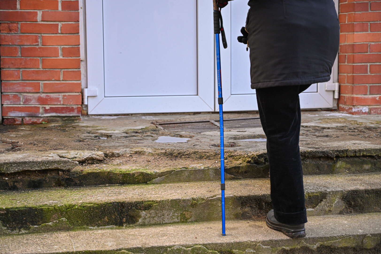 Lietuvos pašto atstovai ramina, jog laiptų remontas suplanuotas dar šiais metais. P. ŽIDONIO nuotr.