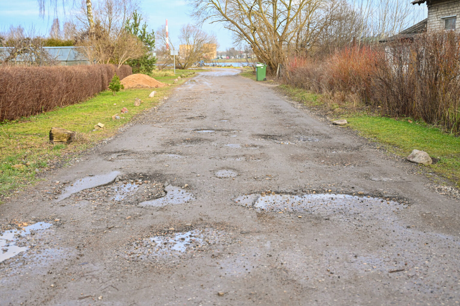 Netoli išpuoselėtos „Ekrano“ marių pakrantės besidriekianti Marių gatvė tapusi išbandymų keliu ir pėstiesiems, ir automobiliams.
