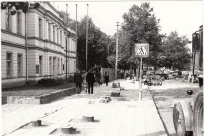 Visai nedaug trūko, kad sovietinis buldozeris nuo žemės paviršiaus būtų nušlavęs paskutinius Panevėžio senamiesčio likučius – dabartinio Kraštotyros muziejaus dalį pastatų, pirmąją pradinę mokyklą ties Klaipėdos ir A. Smetonos gatvių sankirta, kitus miesto praeitį liudijančius statinius.