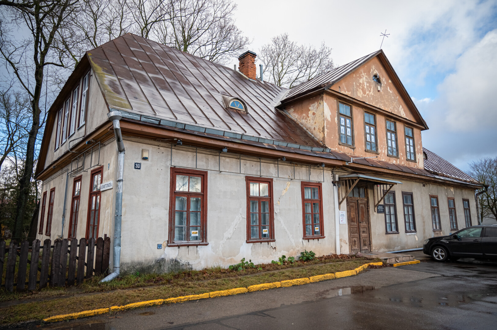 Dėl dar sovietmečiu sumanytos Respublikos gatvės rekonstrukcijos liūdnas likimas laukė ir 1923-iaisiais statytos Panevėžio 1-osios pradinės mokyklos pastato. P. ŽIDONIO nuotr. 