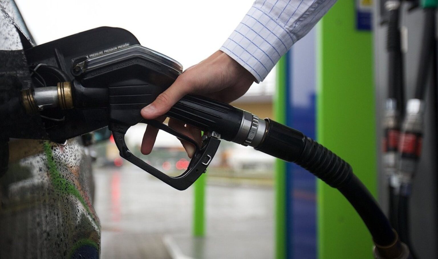 Reikšmingą dyzelino kainos didėjimą nuo šių metų pradžios jau pajutę šalies gyventojai turėtų nusiteikti tolimesniam jo brangimui – prognozuojama, kad šių populiariausių Lietuvoje degalų kaina kasmet stabiliai stiebsis į viršų ir 2030-aisiais gali pasiekti 2,5 euro už litrą. 