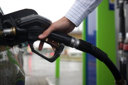 Reikšmingą dyzelino kainos didėjimą nuo šių metų pradžios jau pajutę šalies gyventojai turėtų nusiteikti tolimesniam jo brangimui – prognozuojama, kad šių populiariausių Lietuvoje degalų kaina kasmet stabiliai stiebsis į viršų ir 2030-aisiais gali pasiekti 2,5 euro už litrą. 