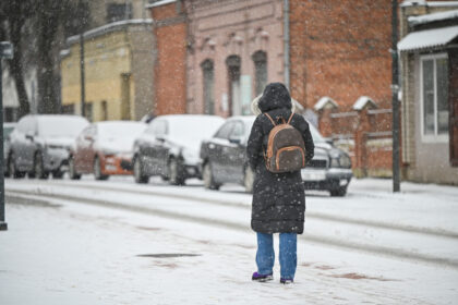 Šeštadienį orus lems ciklonas, kuris pakibo virš Baltijos jūros pakrantės. Dėl jo diena bus rudeniška ar tiesiog žiemiška.