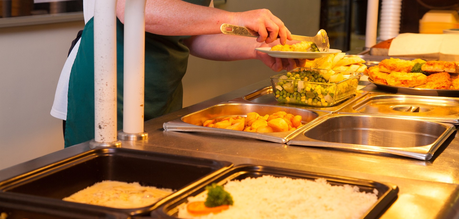 Panevėžio mokyklų ir maisto tiekėjų pasirašytos viešųjų pirkimų sutartys tokios, kad pastarieji, valstybei skiriant daugiau pinigų nemokamam vaikų maitinimui, turi teisę iki 30 proc. branginti pietus ir už savo pinigus pietaujantiems. ASOCIATYVI SEKUNDE.LT nuotr.