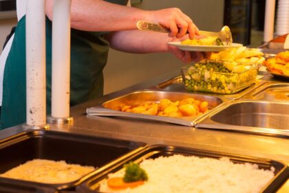 Panevėžyje belikusios vos dvi Savivaldybei priklausančios mokyklos, kurios pačios rūpinasi vaikų maitinimu ir gali sočius pietus pasiūlyti vidutiniškai už du eurus.