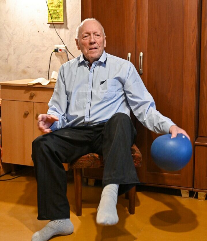 Pasenti devyniasdešimtmečiui neleidžia kasdienė mankšta. G. KARTANO nuotr.