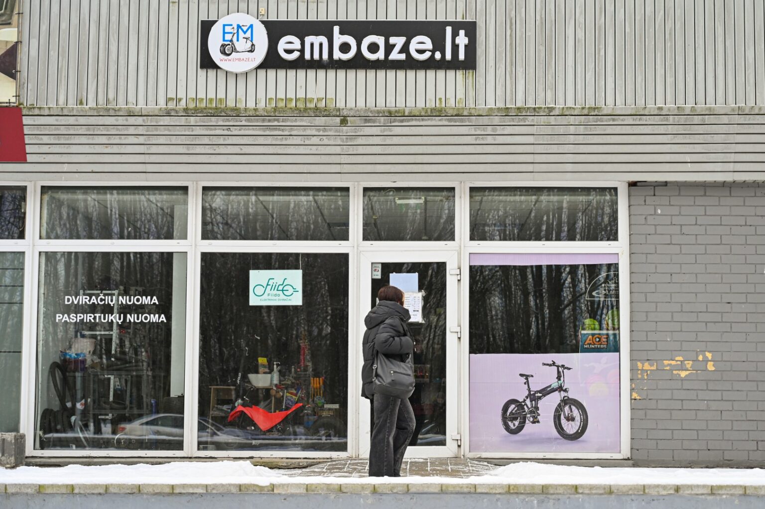 Daugybė panevėžiečių, susigundžiusių pigiau įsigyti elektrinius dviračius iš Panevėžyje dviračių ir paspirtukų nuoma, pardavimu bei remontu užsiimančios mažosios bendrijos „Embazė“, liko prie suskilusios geldos – nei žadėtų dviračių, nei už juos sumokėtų pinigų.