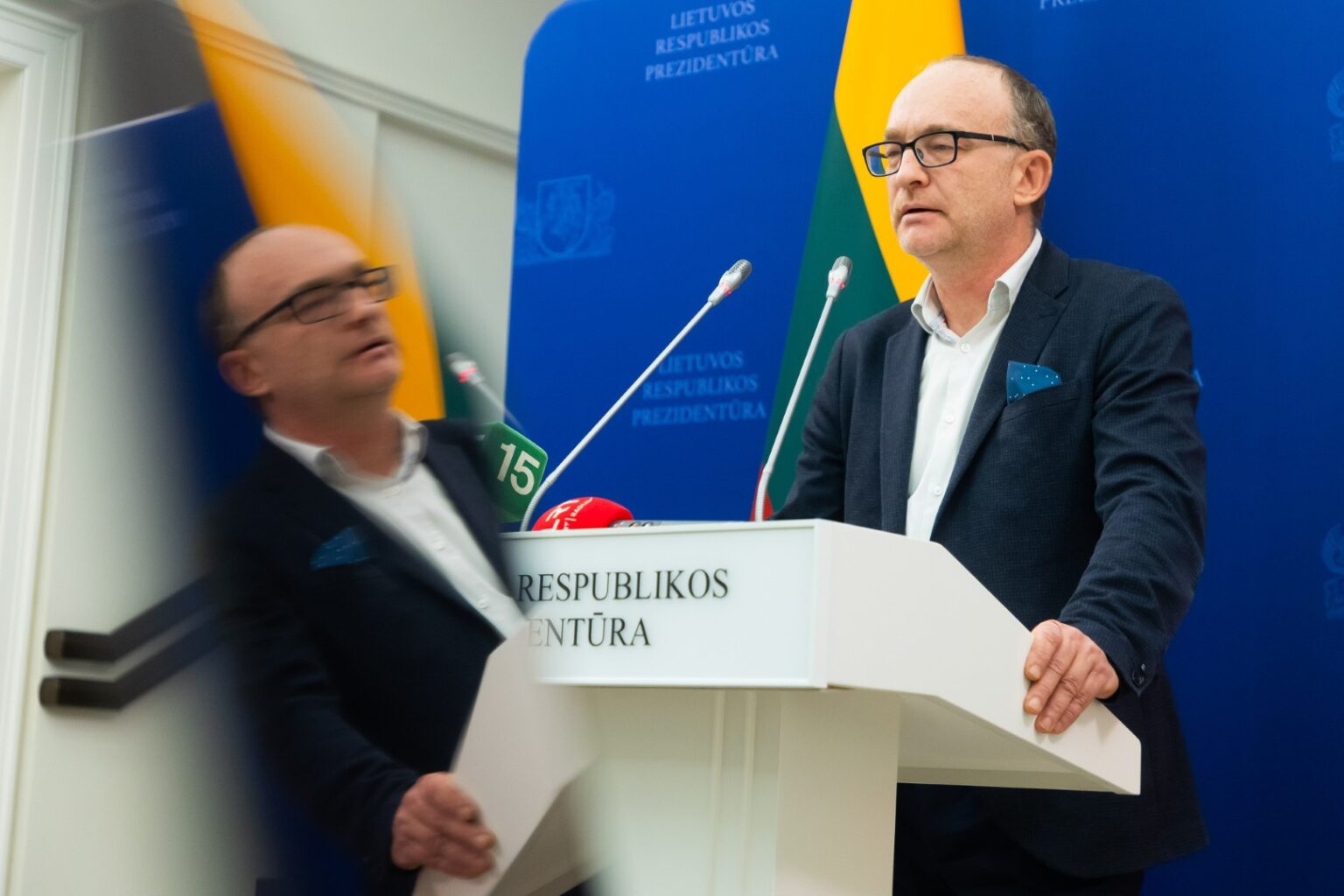 „Nemuno aušros“ pirmininkui Remigijui Žemaitaičiui pareiškus, jog nei jis, nei jo politinės jėgos atstovai nedalyvaus trečiadienį Prezidentūroje vyksiančiame partijų lyderių susitikime, šalies vadovo vyriausiais patarėjas Frederikas Jansonas sako – pagaliau paaiškėjo, kas ir kurioje pusėje yra.