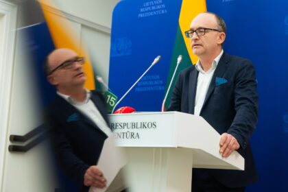 „Nemuno aušros“ pirmininkui Remigijui Žemaitaičiui pareiškus, jog nei jis, nei jo politinės jėgos atstovai nedalyvaus trečiadienį Prezidentūroje vyksiančiame partijų lyderių susitikime, šalies vadovo vyriausiais patarėjas Frederikas Jansonas sako – pagaliau paaiškėjo, kas ir kurioje pusėje yra.