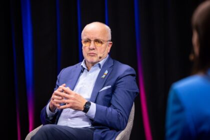 Lietuvos socialdemokratų partijos (LSDP) frakcijos parlamente atstovai, ketvirtadienį susitikę su policijos vadovybe ir pareigūnų profsąjungomis, teigė kritiškai vertinantys anksčiau pradėtas pertvarkas, jungiant ir stambinant policijos komisariatus. Anot socdemų, susitikimo metu sutarta dėl būtinybės išsaugoti komisariatus regionuose.