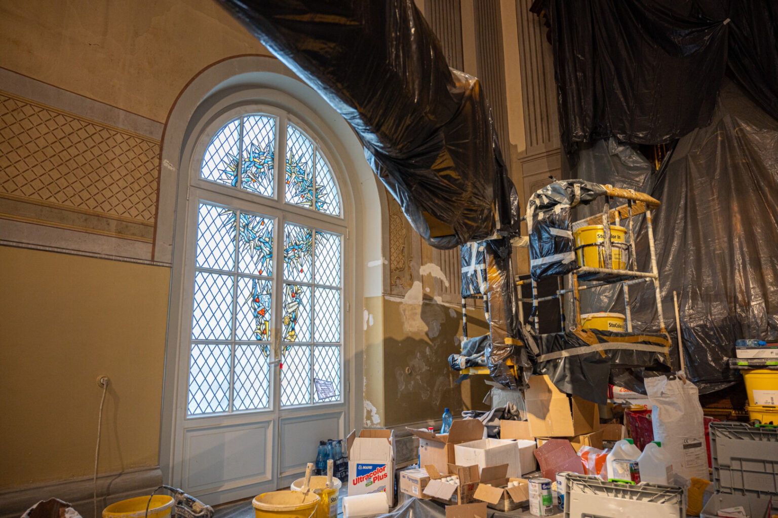 Tvarkoma Panevėžio Kristaus Karaliaus katedra papuošta reikšmingu akcentu – vitražu kunigui kankiniui Alfonsui Lipniūnui.