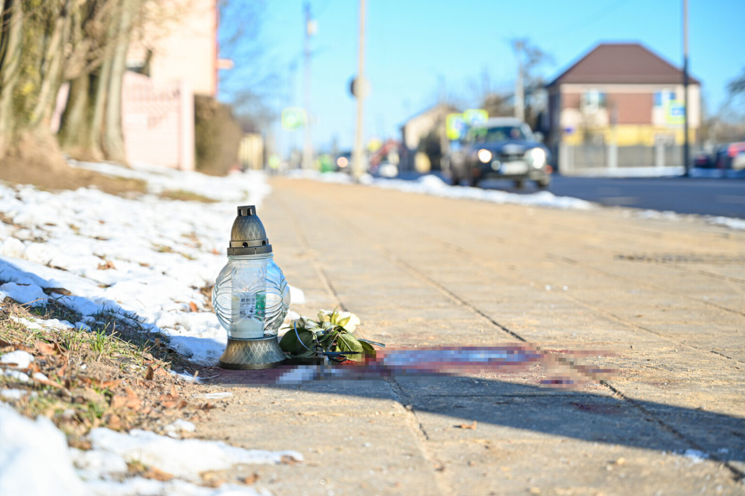 Po skaudžios avarijos, kai Smėlynės gatvėje praėjusį antradienį automobilio partrenktas senjoras po kelių valandų mirė ligoninėje, nelaimės vietoje net tris paras telkšojo didžiulė kraujo dėmė.