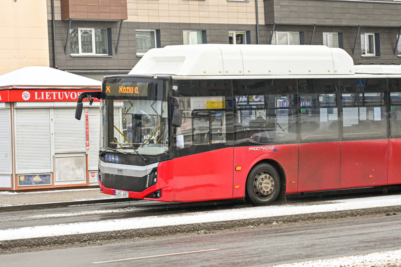 Viešuoju transportu pas mamą į darbą nuvykti norėjusi blogai besijaučianti mergaitė pasižymėjo bilietėlį, tačiau neapsižiūrėjo namuose palikusi moksleivio pažymėjimą.