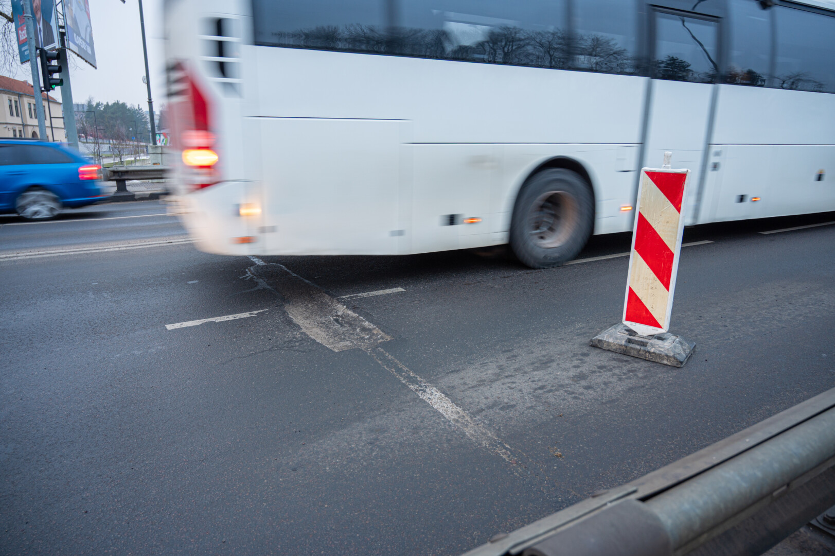 Ilgiau nei savaitę vairuotojų kantrybę bandžiusi duobė Smėlynės gatvėje ketvirtadienį pagaliau užpilta. P. ŽIDONIO nuotr. 