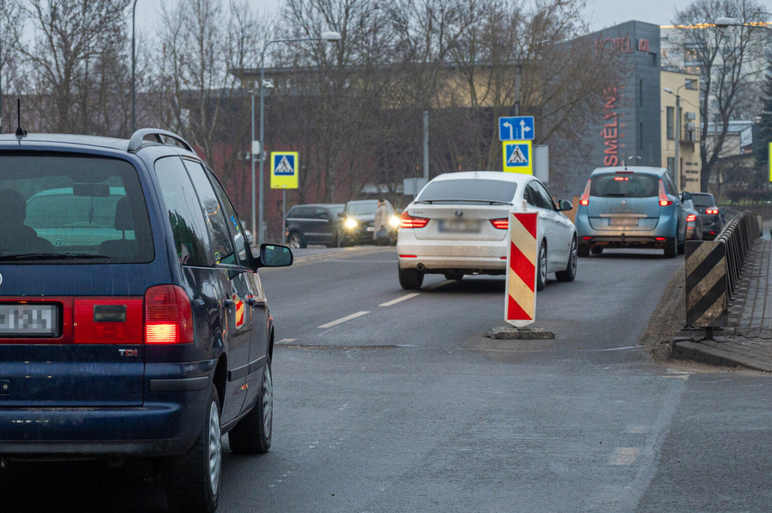 Pačiame Panevėžio centre, intensyvaus eismo Smėlynės gatvėje atsivėrusi nedidelė duobė vairuotojų kantrybę bandė kone porą savaičių.