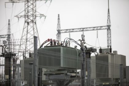 Sekmadienį, 14 val. 5 min. Baltijos šalys sinchronizavosi su kontinentinės Europos elektros tinklais, prieš tai šeštadienį ryte atsijungusios nuo Rusijos sistemos ir atlikusios bendrą izoliuoto darbo bandymą.