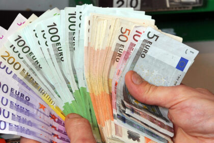 Tariamas transporto priemonės pardavėjas dingo su panevėžietės pinigais.