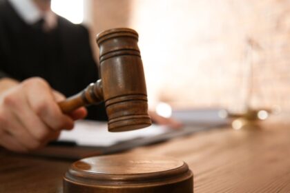 Beveik prieš 24 metus Panevėžio konservatorijos studentę nužudęs ir už tai iki gyvos galvos kalintis Rolandas Lenkaitis nepasiekė, kad jam būtų skirta terminuota laisvės atėmimo bausmė.