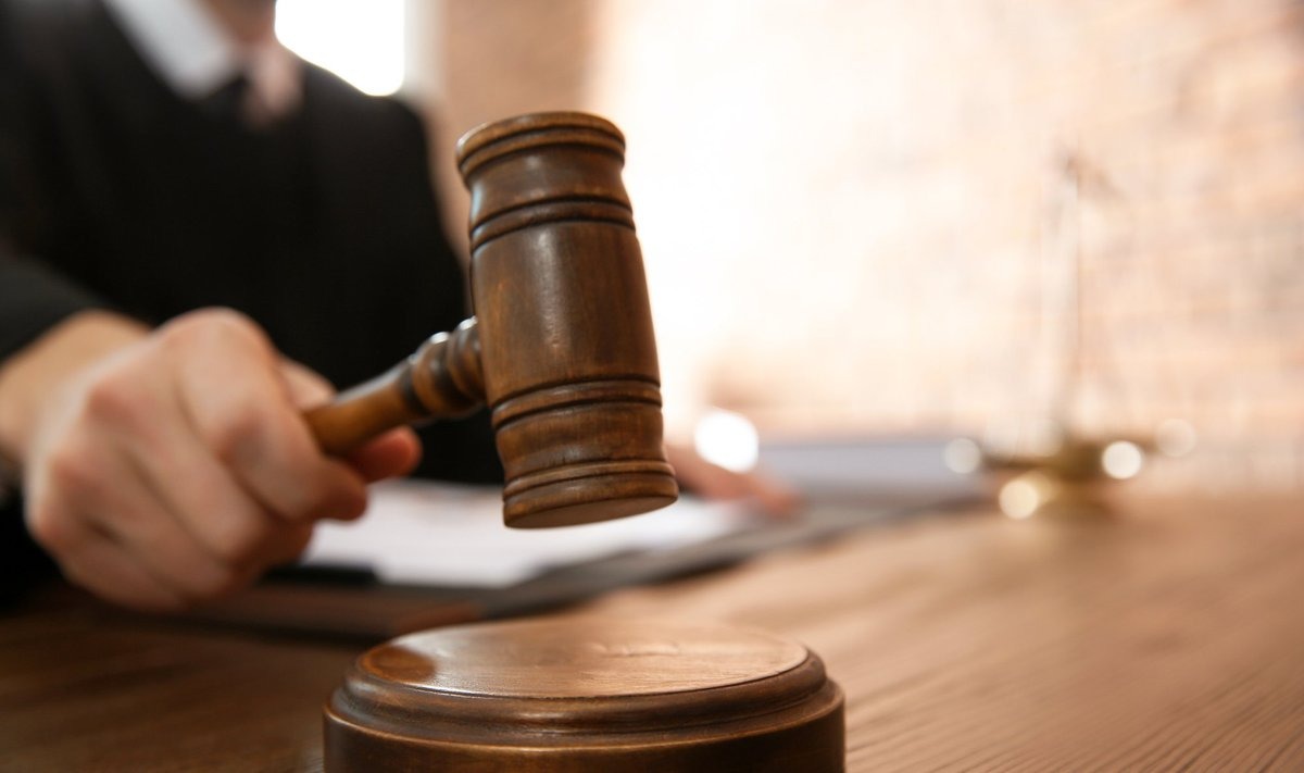 Beveik prieš 24 metus Panevėžio konservatorijos studentę nužudęs ir už tai iki gyvos galvos kalintis Rolandas Lenkaitis nepasiekė, kad jam būtų skirta terminuota laisvės atėmimo bausmė.