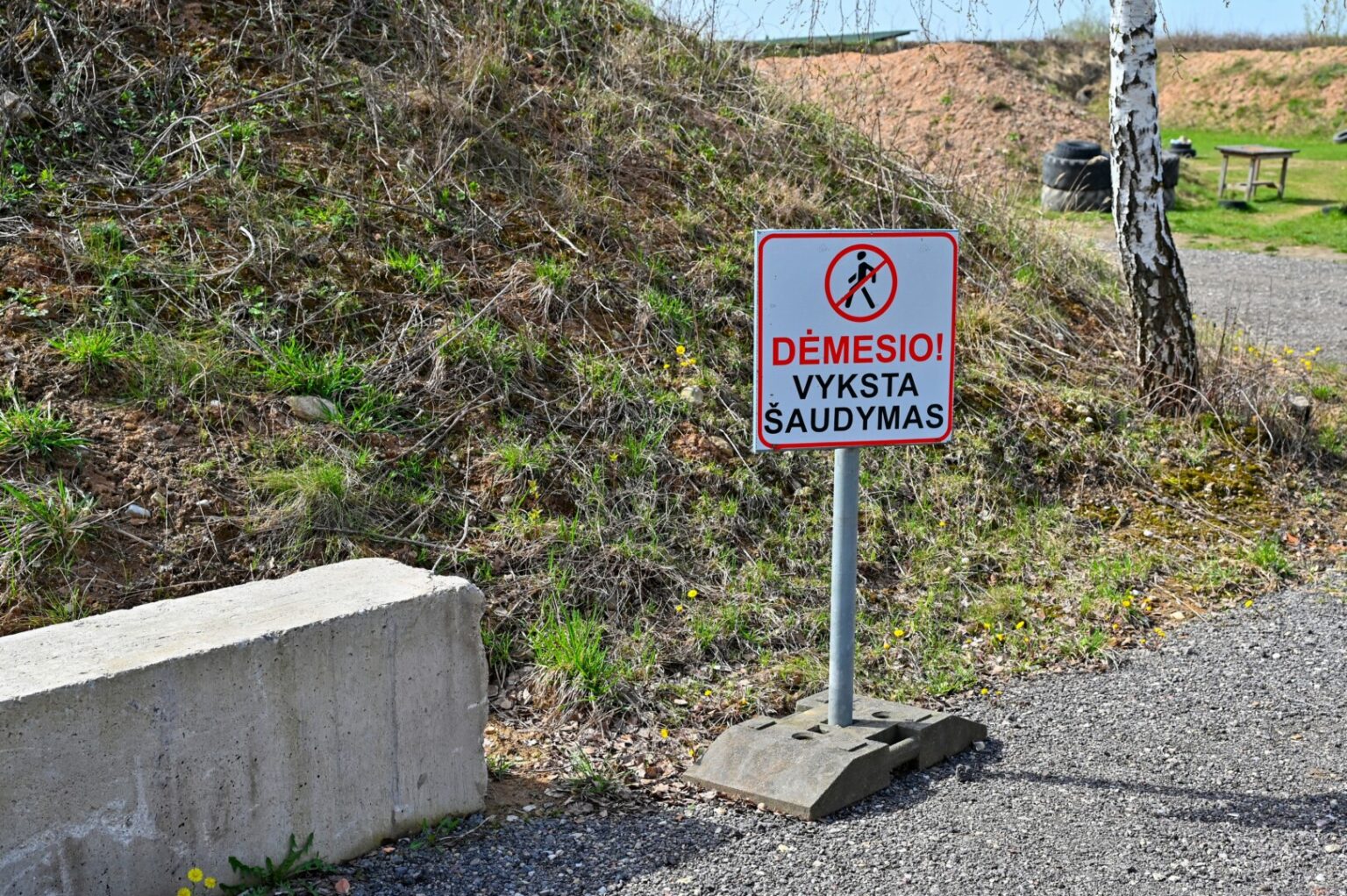 Vienintelės Panevėžio rajone šaudyklos kaimynystėje įsikūręs Algimantas Blažys jaučiasi tarsi gyventų prie fronto linijos.