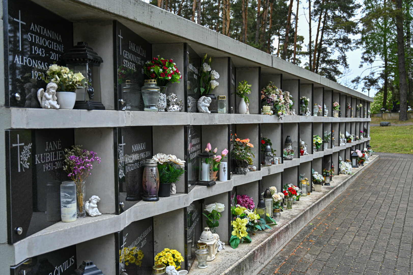Savivaldybėms nesurandant lėšų naujų kolumbariumų statyboms, Seime gimė siūlymas jų nišas vėl apmokestinti. P. ŽIDONIO nuotr.