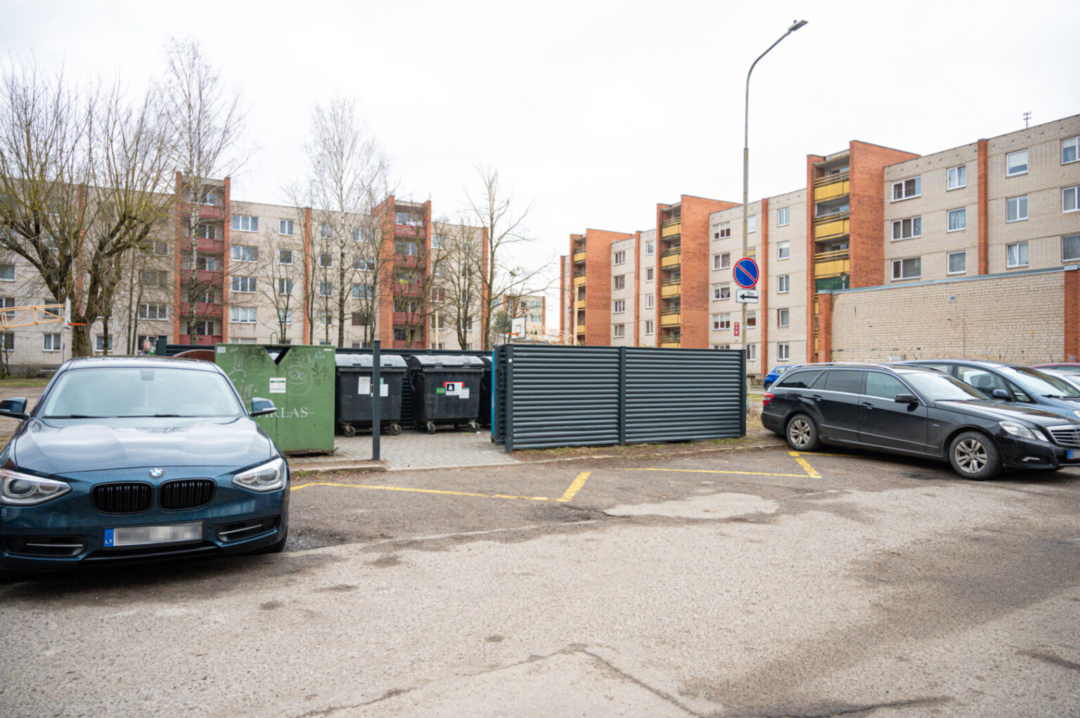 Automobiliais užstatyti daugiabučių kiemai ir gatvės tampa iššūkiu sunkiasvoriam šiukšliavežių transportui.