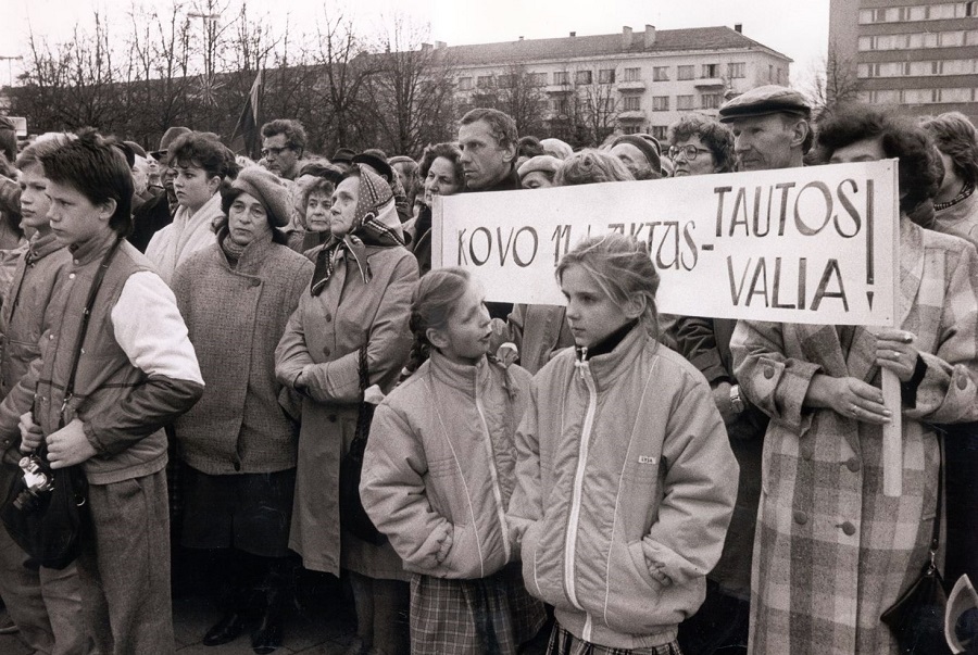 Lietuvos Nepriklausomybės palaikymo mitingas Panevėžyje 1990 metų balandžio 2-ąją. J. LINDOS nuotr. (Lietuvos Respublikos Seimo archyvas, VI-030-113)