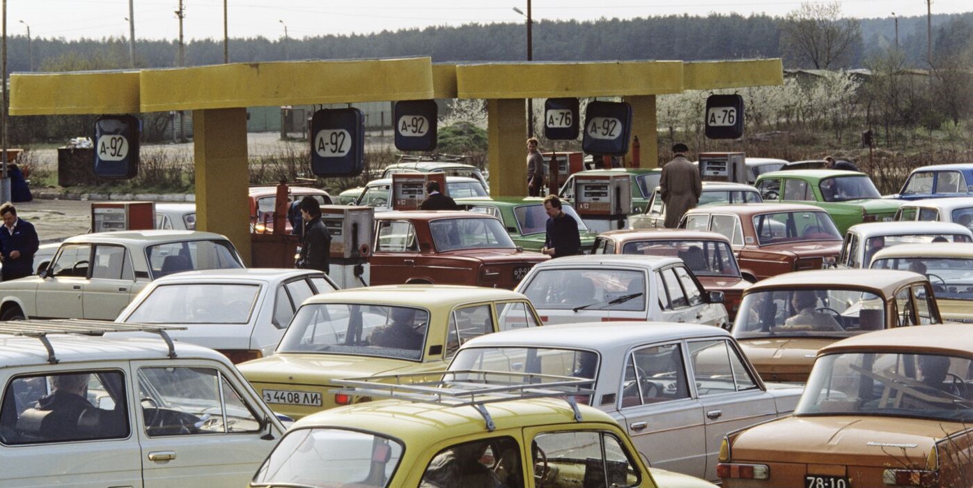 Pirmosiomis ekonominės blokados dienomis dauguma šalies degalinių atrodė panašiai. RIA archyvų nuotrauka