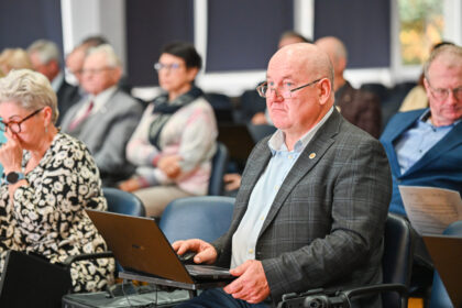 Panevėžio rajono tarybos opozicijos atstovas, buvęs Seimo narys demokratas Petras Nevulis rinkėjų dėmesį atkreipė socialiniuose tinkluose pasiskelbęs skaldantis malkas.
