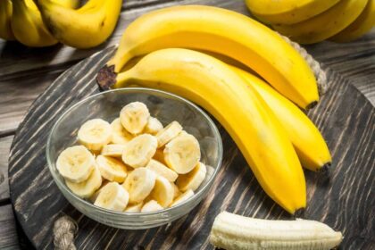 Bananus mėgsta daugelis – juose gausu maistingųjų medžiagų. Tačiau tai nereiškia, jog šių vaisių galima valgyti be saiko: gali atsiliepti sveikatai.