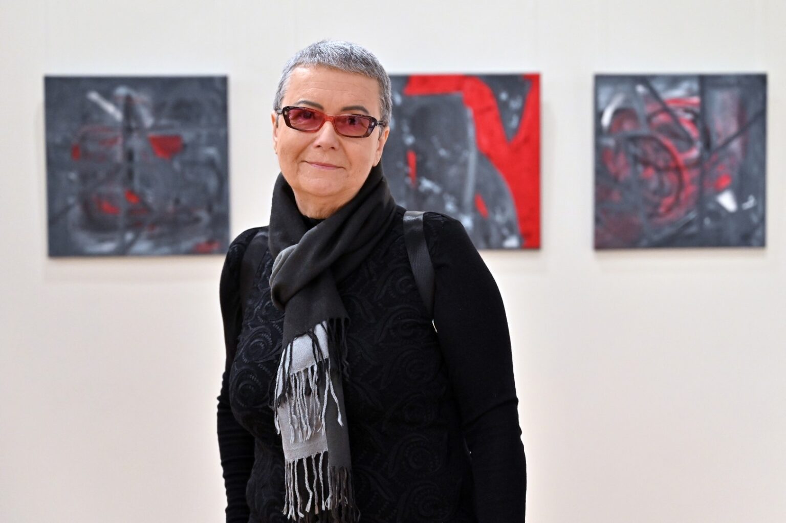 Panevėžio dailės galerijoje atidaryta dailininkės, menininkės, žurnalistės Lilijos Valatkienės tapybos paroda „Būtasis kartinis. Užkalbėjimai“.