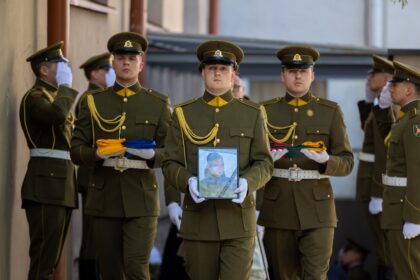 Ukrainoje žuvusiam Tomui Valentėliui nuspręsta skirti aukščiausią Krašto apsaugos sistemos apdovanojimą, sako krašto apsaugos ministrė Dovilė Šakalienė. 