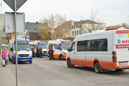 Nuo naujosios Panevėžio autobusų stoties atidarymo daugiau nei savaitę trukęs chaosas, kai keleiviams priemiestinių autobusų tekdavo ieškoti ne stotelėje, o kažin kur, pagaliau baigėsi.