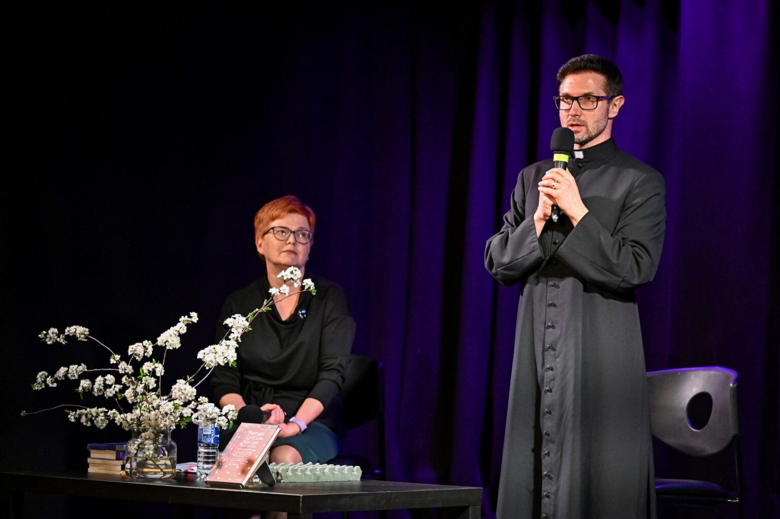 Charizmatiškas ir populiarus kunigas bei rašytojas Benas Audrius Martusevičius, labiau žinomas Beno Lyrio slapyvardžiu, neslepia apgailestavimo, jog mūsų visuomenė yra nugalinanti. Tokiu žodžiu jis apibūdina bendravimą vieniems kitus kritikuojant, pirštu bedant į klaidas, pabrėžiant, ko nepajėgiame, nesugebame.