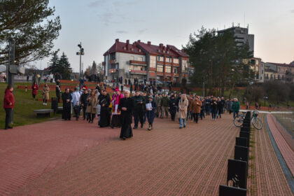Didįjį penktadienį, kurį katalikiškasis pasaulis įvardijęs Kristaus kančios diena, per Panevėžį nusidriekia net du Kryžiaus keliai.