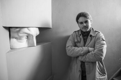 Panevėžiečius ant kojų sukėlusi „Ekrano“ marių užtvankos griūtis praėjus keleriems metams į Aukštaitijos sostinę atvedė jaunosios kartos režisierių ir prozininką Dominyką Matulionį. Ši nelaimė kūrėjui tapo akstinu imtis meninio projekto – neeilinį įvykį perkelti į teatro sceną.