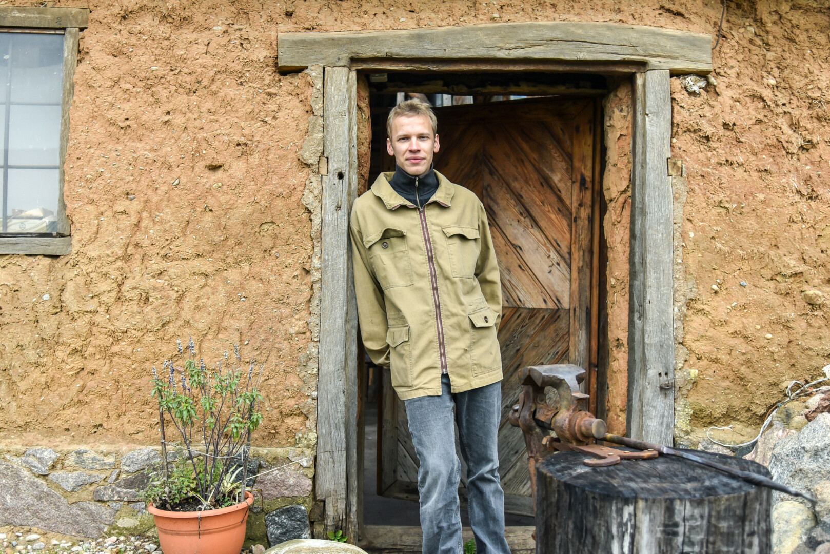 „Jeigu saulutės nekali, tai nelabai ir kalvis esi“, – sako ir vienas iš jauniausių krašto kalvių, Panevėžio rajono Viburių kaime besidarbuojantis Martynas Šalkauskas. P. ŽIDONIO nuotr.