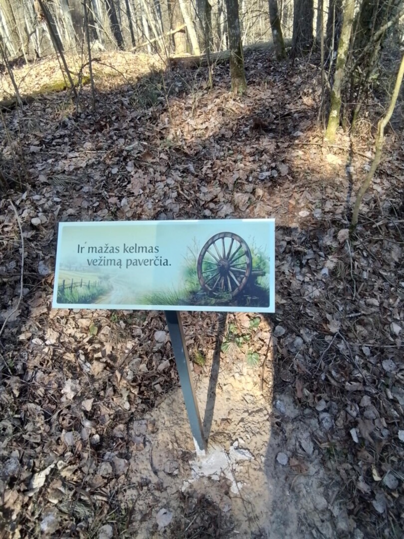 Kad suprastų, kodėl patarlė pritaikyta konkrečiai vietai, lankytojams teks atidžiau apsidairyti aplinkui. Egidijaus ANIULIO nuotr. 