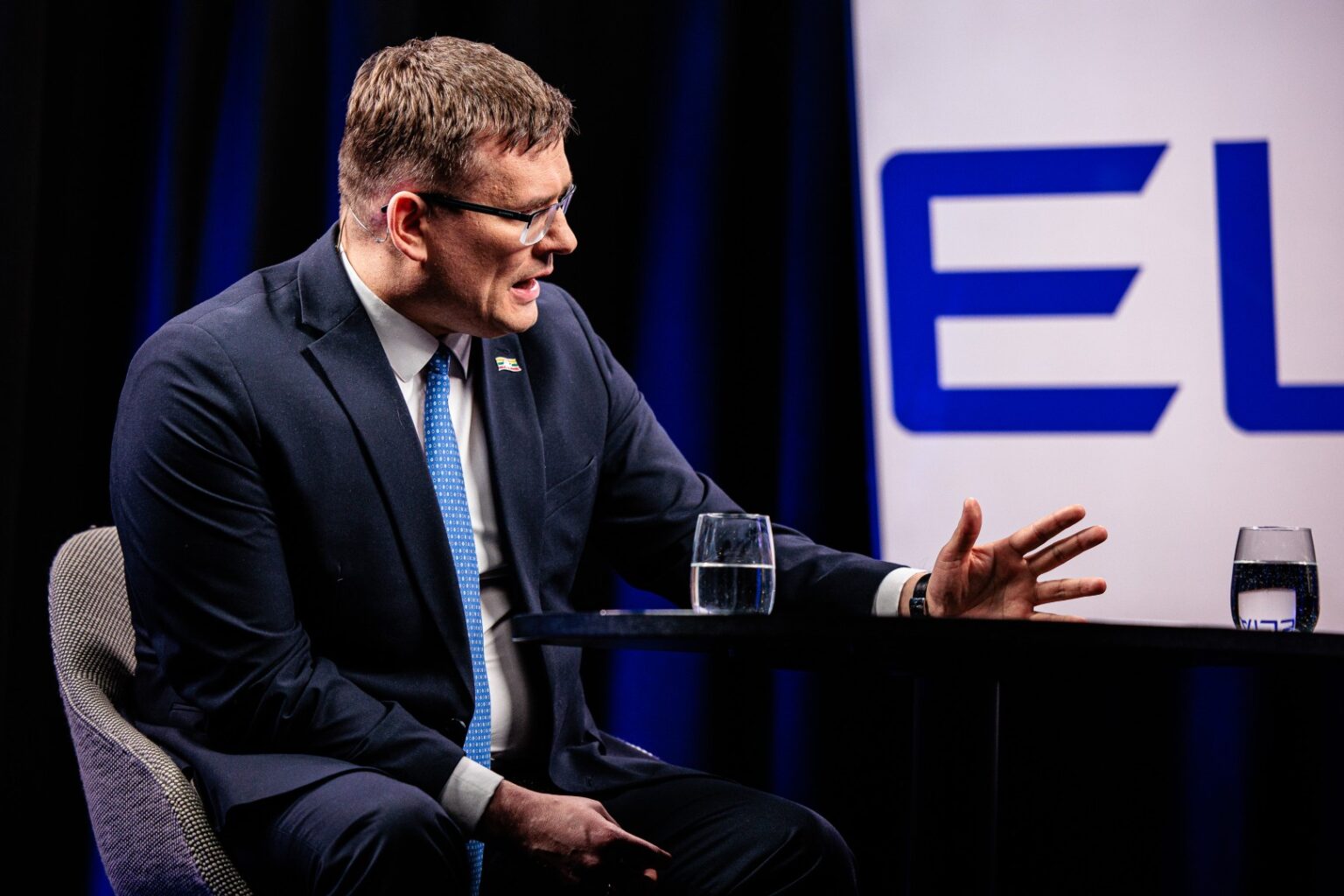 Opozicijoje dirbanti Tėvynės sąjunga-Lietuvos krikščionys demokratai (TS-LKD) siūlo plėsti privalomą pilietiškumo ir gynybos įgūdžių kursą bei dėstyti jį ne tik devintokams, bet visiems 5–12 klasių moksleiviams.