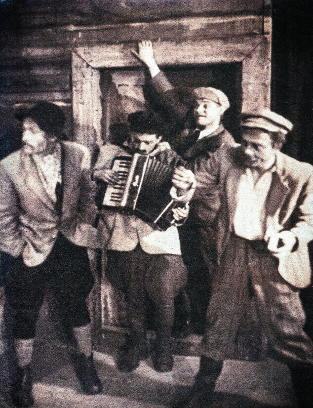 Romualdas Klasčius – Virvalas, Juozas Jučas – Muzikantas, Vaclovas Blėdis – Samodukas, Vytautas Karka – Piršlys. 1945 m. Kazimiero Vitkaus nuotr. PAVB FKV-82-19-9