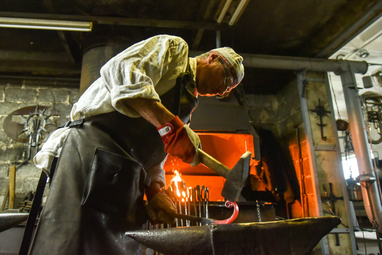 Kryžius Lietuvoje galima pamatyti ne tik bažnyčiose ar kapinėse. Jie sutinkami ir privačiose, ir viešosiose erdvėse – kaip tikėjimo, pagarbos, padėkos ženklas ir kaip skatinimas siekti prasmingo, tik vienintelį kartą duodamo gyvenimo.