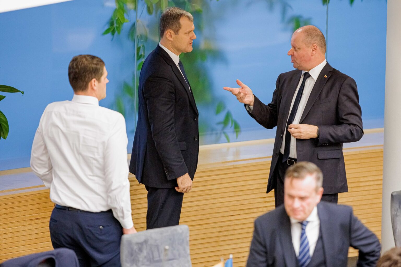 Premjerui Gintautui Paluckui užstojant vis į naujus skandalus įsiveliantį „Nemuno aušros“ lyderį Remigijų Žemaitaitį, Seimo pirmininkas Saulius Skvernelis sako – šiuos koalicijos partnerius nuo pat valdančiosios daugumos formavimo pradžios saisto „ypatingas ryšys“.