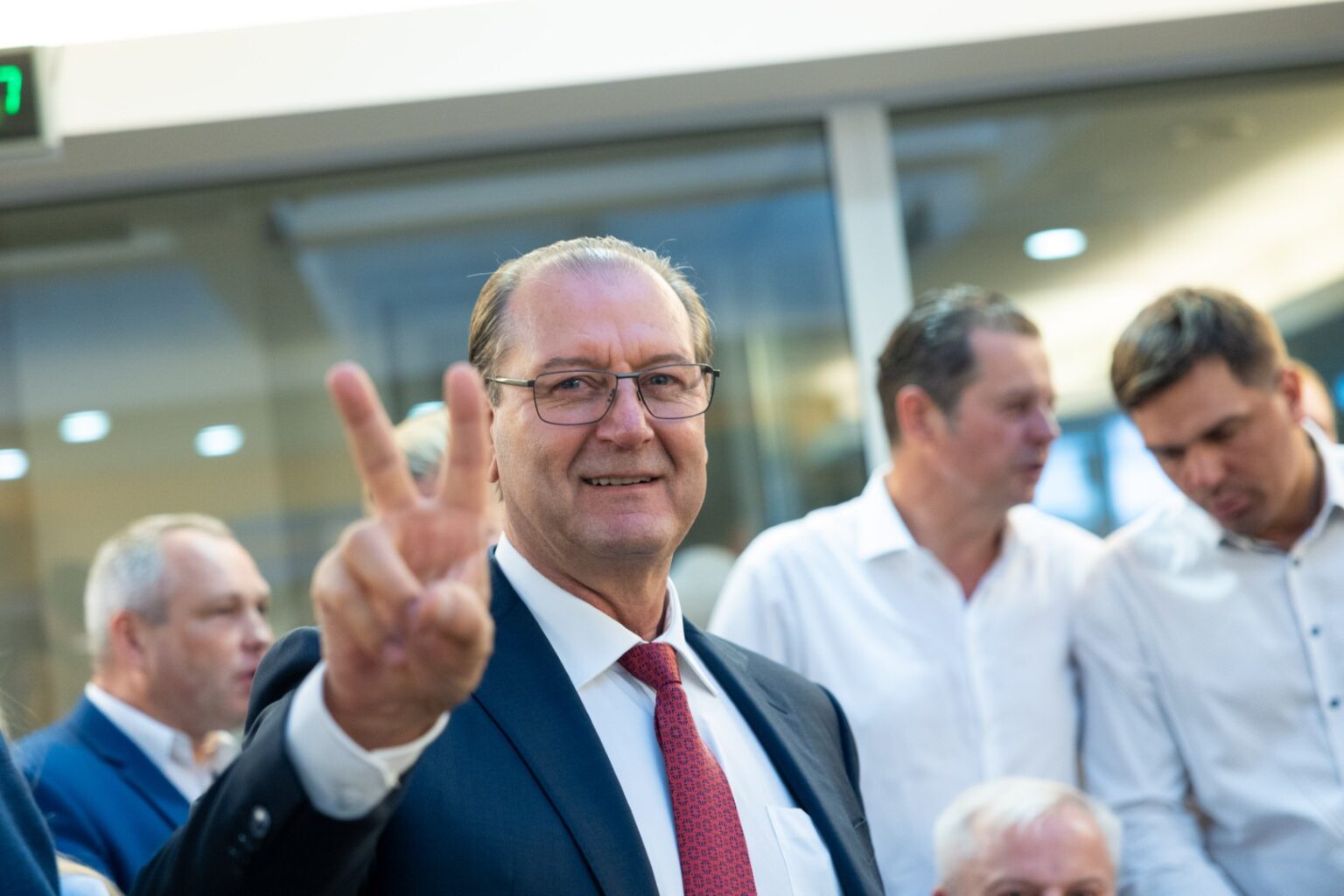 Vyriausiajai rinkimų komisijai (VRK) konstatavus, jog pernai vykusių Seimo rinkimų metu buvo vykdoma Taikos koalicijai palanki politinė agitacija, o Ledų šventėje buvo papirkinėjami rinkėjai, buvęs Darbo partijos lyderis Viktoras Uspaskichas sako tokiu sprendimu nesistebintis. Pasak jo, VRK veikia nesąžiningai. 