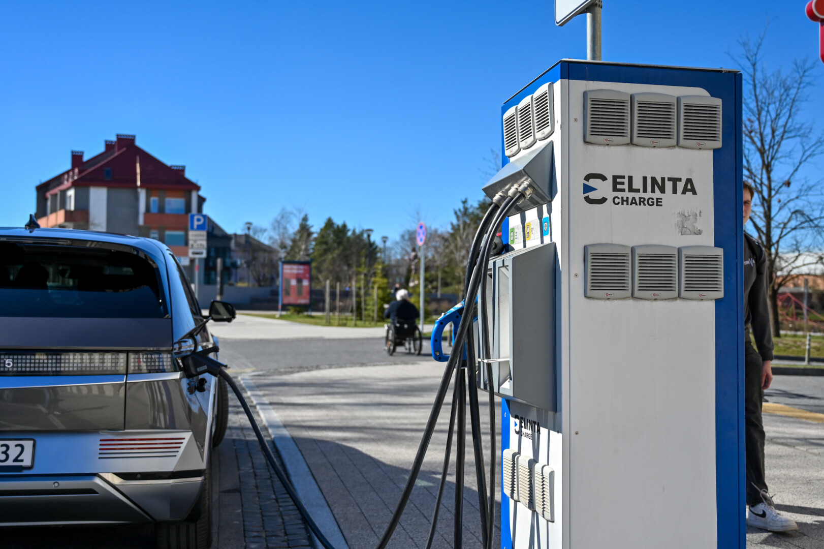 Nemokama elektra iš krovos stotelių tekės nebeilgai – Savivaldybei radus operatorių, už galimybę pasikrauti elektromobilį teks atverti piniginę. P. ŽIDONIO nuotr.