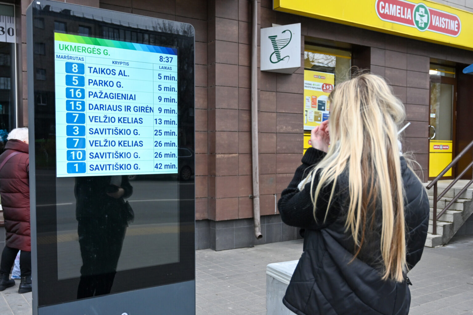 Jau apie porą savaičių panevėžiečiai, žvelgdami į šešiose autobusų stotelėse įrengtas interaktyvias švieslentes, tik kraipo galvas.