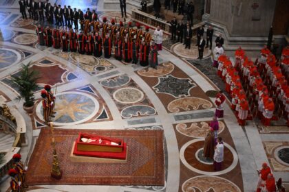 Siekdama pagerbti mirusio popiežiaus Pranciškaus atminimą, Lietuvos Vyriausybė šalyje nutarė paskelbti vienos dienos gedulą. 