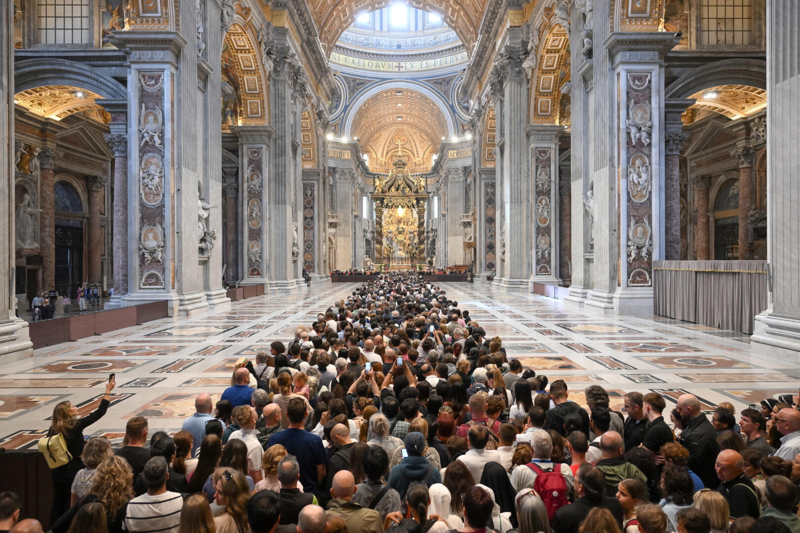  Dešimtys tūkstančių gedėtojų trečiadienį – pirmąją iš trijų pašarvojimo dienų – Šv. Petro bazilikoje atidavė paskutinę pagarbą popiežiui Pranciškui. EPA-ELTA (ELTA)