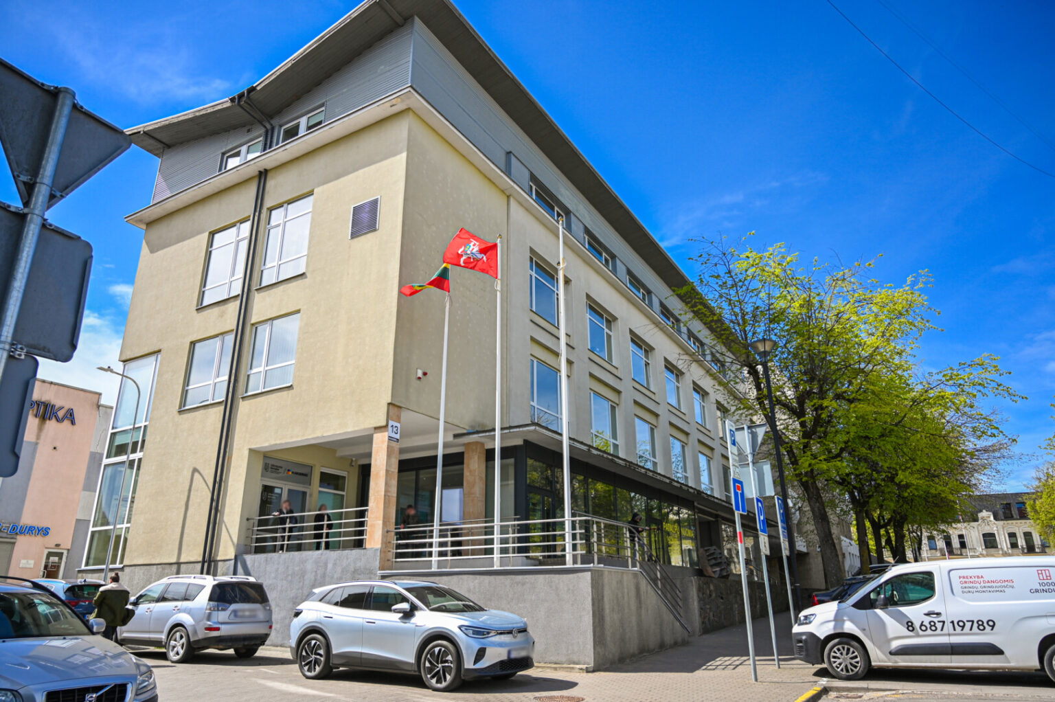 Darbo skelbimuose kaip vienas iš svarbiausių privalumų potencialiam darbuotojui nurodoma patirtis, tačiau realybė dažnu atveju būna kiek kitokia.