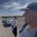 Seniūnaitis rodo laukus, kur po žeme glūdi Polohivkos ličio telkinys. E. BUTRIMO nuotr.