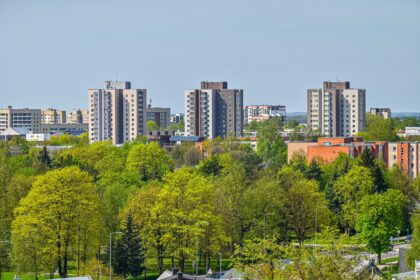Gyventi daugiabučiuose darosi brangiau.